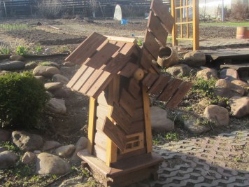 Декоративная ветряная мельница из дерева для сада или дачи