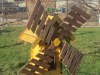 Ветряная мельница из дерева для садовой лужайки. Дачный и садовый декор