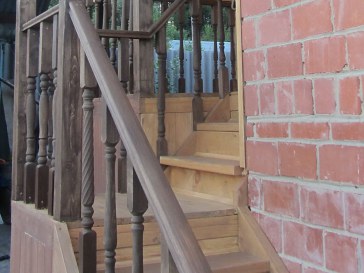 Короткая двухмаршевая деревянная лестница. Крыльцо загородного дома