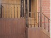 Короткая двухмаршевая деревянная лестница. Крыльцо загородного дома