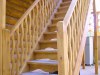 Одномаршевая деревянная лестница с площадкой на второй этаж